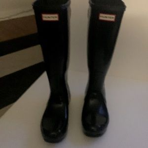 HUNTER black tall rainboots with adjustable straps. Size $7